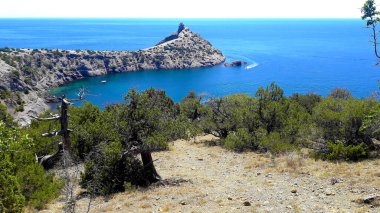 Novy Svet köyünden Karadeniz kıyısındaki Karaul-Oba dağına, oradan da Tsarskoye plajına ve oradan da Ukrayna 'nın Kırım kentindeki bir ardıç korusuna giden yol. Cape Kapchik ve Golitsyn Patikası Görünümü.
