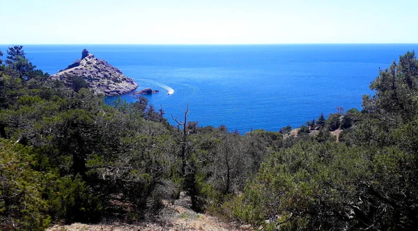 Novy Svet köyünden Karadeniz kıyısındaki Karaul-Oba dağına, oradan da Tsarskoye plajına ve oradan da Ukrayna 'nın Kırım kentindeki bir ardıç korusuna giden yol. Cape Kapchik ve Golitsyn Patikası Görünümü.