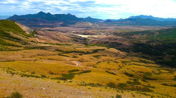 Kara-Dag Dağı ve Kırım bozkırlarından Kırım Cumhuriyeti 'nin zirvelerinden bir görüntü
