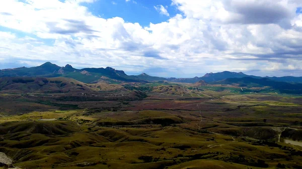 Kara-Dag Dağı ve Kırım bozkırlarından Kırım Cumhuriyeti 'nin zirvelerinden bir görüntü