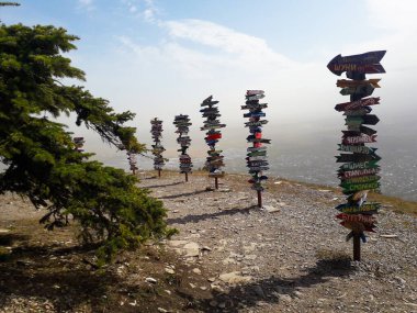 Pyatigorsk şehrindeki Mashuk dağının tepesinde yön işaretleri olan sütunlar. Navigasyon istasyonları. Kafkas mineral suları.