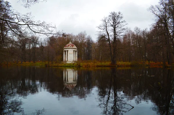 Egy Régi Elhagyatott Pavilon Egy Szigeten Egy Tóban Bykovo Birtok — Stock Fotó