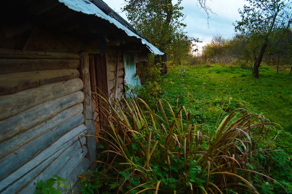 Antigua Casa Madera Abandonada Pueblo Otoño Rusia —  Fotos de Stock