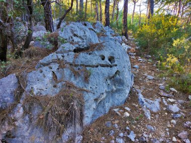 Kemer 'den Antalya' ya, Türkiye 'nin Beldibi köyünden Akdeniz' e giden eski, eski ve terk edilmiş bir yol. Gülen taş.