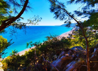 Türkiye 'de Akdeniz manzarası, Beldibi köyünde kayalar, dağlar ve çam ağaçları
