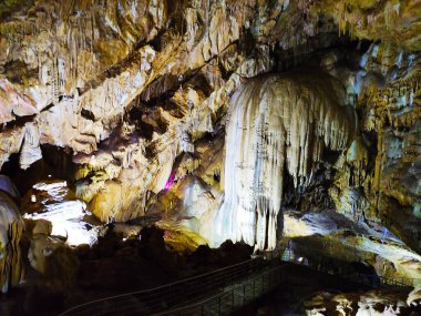 Yeni Athos şehrindeki mağara, sarkıtlar, dikitler, dikitler ve göl üzerinde bir köprü, Abhazya..
