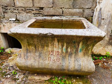 Karadeniz kıyısındaki Gagry şehrindeki Oldenburg Prensi 'nin terk edilmiş kalesinde taş banyosu, Abhazya.