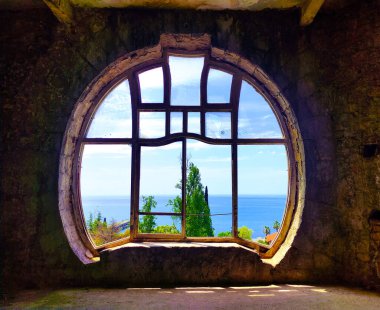 Art Nouveau penceresi, Karadeniz, Abhazya 'daki Gagra şehrindeki terk edilmiş Oldenburg Kalesi' nden görüntü..