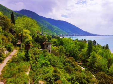 Gagra şehrindeki terk edilmiş Oldenburg Prensi 'nin balkonundan kumsal ve Karadeniz kıyısındaki Abhazya seti manzarası..