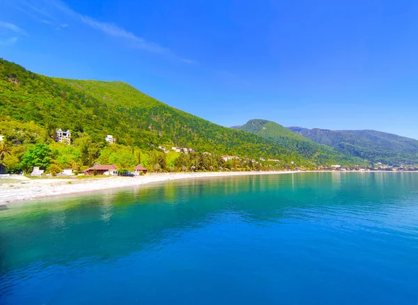 Sur ve dağ manzarası, Gagra şehri, Abhazya.