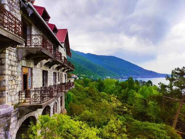 Gagra şehrindeki terk edilmiş Oldenburg Prensi 'nin balkonundan kumsal ve Karadeniz kıyısındaki Abhazya seti manzarası..