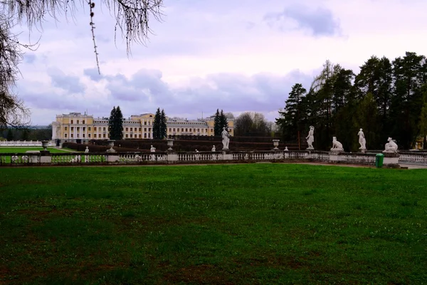 Le palais et le parc du domaine Arkhangelskoe — Photo