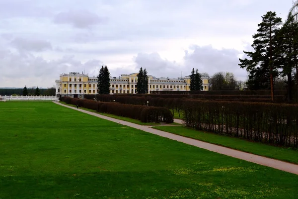 Il Palazzo e il Parco della tenuta Arkhangelskoe — Foto Stock