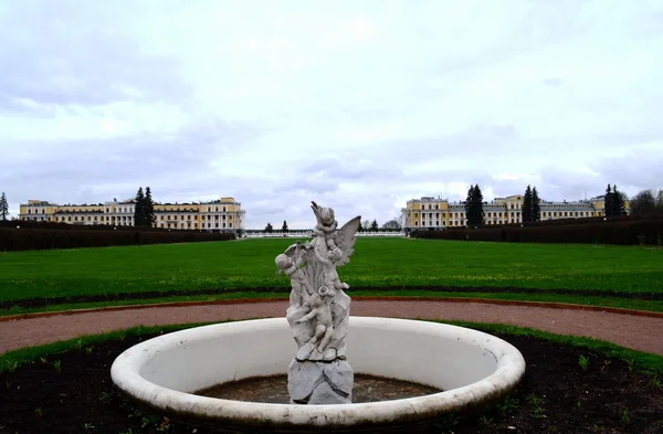 Sarayı ve Parkı'nda Arkhangelskoe Emlak çeşme arka plan üzerinde