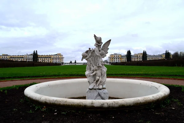 Sarayı ve Parkı'nda Arkhangelskoe Emlak çeşme arka plan üzerinde