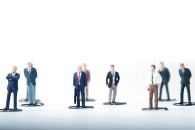 Yeni normalde, insanlar işe gidip kalabalıkta fiziksel mesafelerini koruyorlar. Minyatür insanlar kavramsal fotoğrafçılık