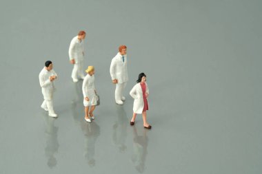 Doktorların ve hemşirelerin işe gidişinin en iyi görüntüsü. Minyatür insanlar kavramsal fotoğrafçılık.
