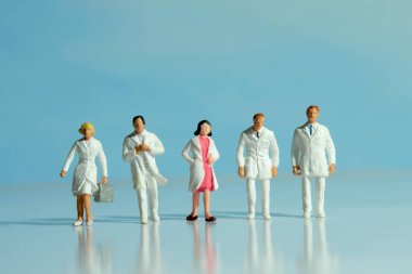 Doktorların ve hemşirelerin işe gidişinin ön görüntüsü. Minyatür insanlar kavramsal fotoğrafçılık.