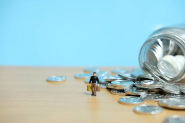 Aylık harcamalar, erkekler alışverişe para harcıyor. Minyatür insanlar kavramsal fotoğrafçılığı şekillendirir.