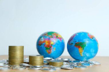 Küresel ticaret ve finans kavramı - dünya küresi önünde azalan para yığını