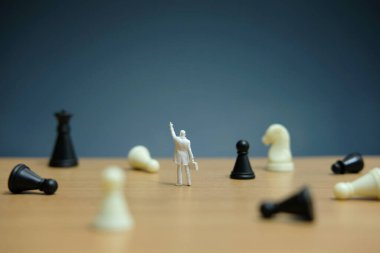 Minyatür insanlar stratejik konsept - boyasız işadamı figürü kayıplar arasında duruyor ya da düşen piyon