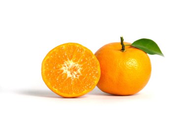 Yarı dilimlenmiş ve çiğ Citrus sinensis (jeruk baby santang), Endonezya 'dan taze meyve. Tahta bir sepet / kase üzerinde yalıtılmış meyve. Resim fotoğrafı.