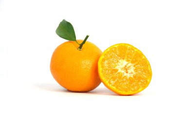 Yarı dilimlenmiş ve çiğ Citrus sinensis (jeruk baby santang), Endonezya 'dan taze meyve. Tahta bir sepet / kase üzerinde yalıtılmış meyve. Resim fotoğrafı.