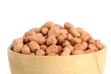 Ahşap kasedeki çiğ fıstıklar, stüdyo ışıklandırmasıyla izole edilmiş beyaz arka plan.