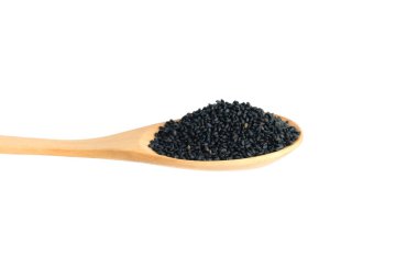 Tahta kaşıkta tatlı fesleğen tohumları, beyaz arka planda stüdyo ışıklandırmasıyla izole edilmiş.