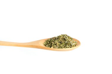 Tahta kaşıkta kekik, beyaz arka planda stüdyo ışıklandırmasıyla izole edilmiş.