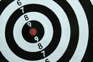 İş stratejisinin kavramsal fotoğrafı / doğruluğu - hedef dart tahtasının tam ortasına saplanmış kırmızı bir ok
