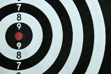 İş stratejisinin kavramsal fotoğrafı / doğruluğu - hedef dart tahtasının tam ortasına saplanmış kırmızı bir ok