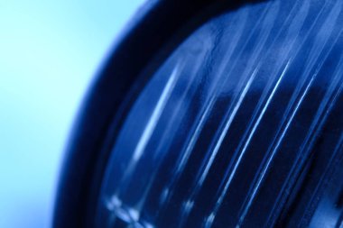 Otomotiv makro fotoğrafçılığını detaylandır. Cam lamba motorsikletini kapat. soğuk ton