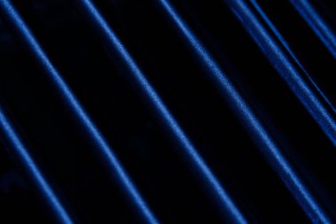 Soyut makro fotoğrafçılık. Yumuşak bulanık metal dokusu, diyagonal çizgi arkaplanı ve mavi ışık. soğuk ton