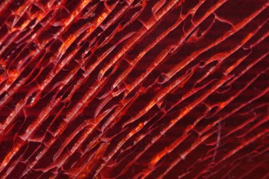 Soyut makro fotoğrafçılık. Kırmızı camda çizikler var.