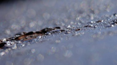 Soyut makro fotoğrafçılık. Çelik bir yüzeyde metalik bokeh ışığı