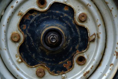 Rustik terk edilmiş alaşımlı tekerlekli araba. Otomotiv makro fotoğrafçılık