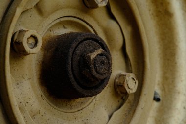 Sarı kırsal tekerleği kapatın. Otomotiv makro fotoğrafçılık