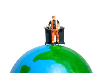 Toprak küreden çöp kutusunu temizleyen temizlikçi. Küresel atık. Minyatür insanlar fotoğrafçılık yapıyor.