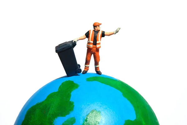 Trabalhador Limpeza Com Lixeira Acima Globo Terrestre Conceito Global Resíduos — Fotografia de Stock