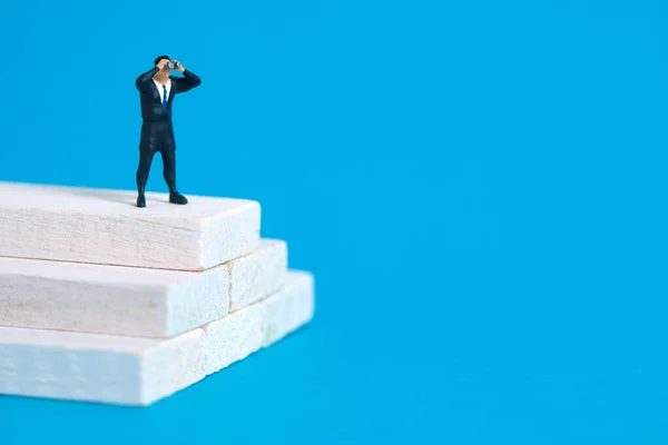Beyaz Merdivenlerin Üstünde Dürbün Kullanan Adamları Minyatür Minyatür Insanlar Fotoğraf — Stok fotoğraf