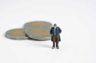 Parası kalmış zavallı adam. Minyatür minyatür insanlar fotoğraf çekmeyi sever. beyaz arkaplanda izole.