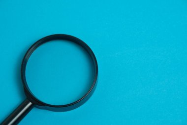 Büyüteç camını kapat ya da mavi arka planda izole edilmiş loupe. Resim fotoğrafı.