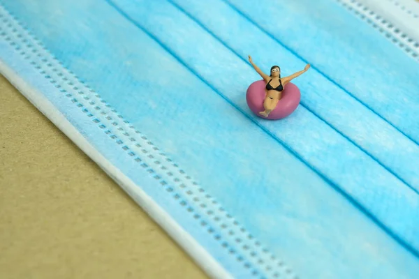 Fotografia Figura Brinquedo Pessoas Miniatura Conceito Viagem Segurança Menina Nadando — Fotografia de Stock