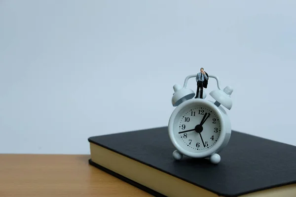 Conceito Negócio Miniatura Homem Que Está Acima Relógio Caderno Conceito — Fotografia de Stock