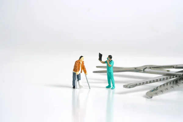 Persone Miniatura Giocattolo Figura Fotografia Uomo Ossa Rotte Con Medico — Foto Stock