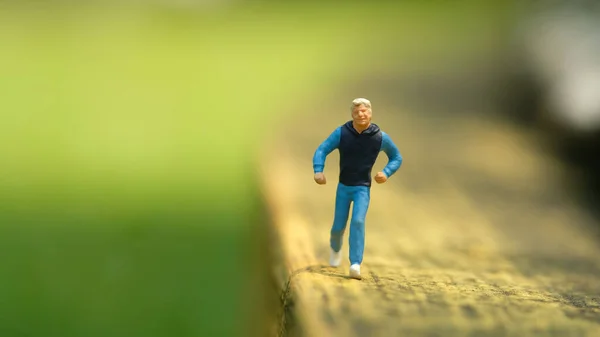 Personajes Miniatura Juguete Figura Fotografía Correr Solitario Joven Corriendo Pista — Foto de Stock