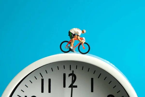Personajes Miniatura Juguete Figura Fotografía Concepto Programación Ciclista Ciclista Sobre — Foto de Stock