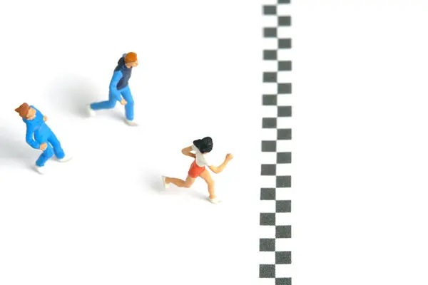 Fotografia Figura Brinquedo Pessoas Miniatura Vencedor Competição Corrida Isolado Fundo — Fotografia de Stock