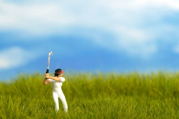 Miniaturmenschen Spielzeugfiguren Fotografie Eine Golferin Versucht Den Ball Strahlend Bewölkten — Stockfoto